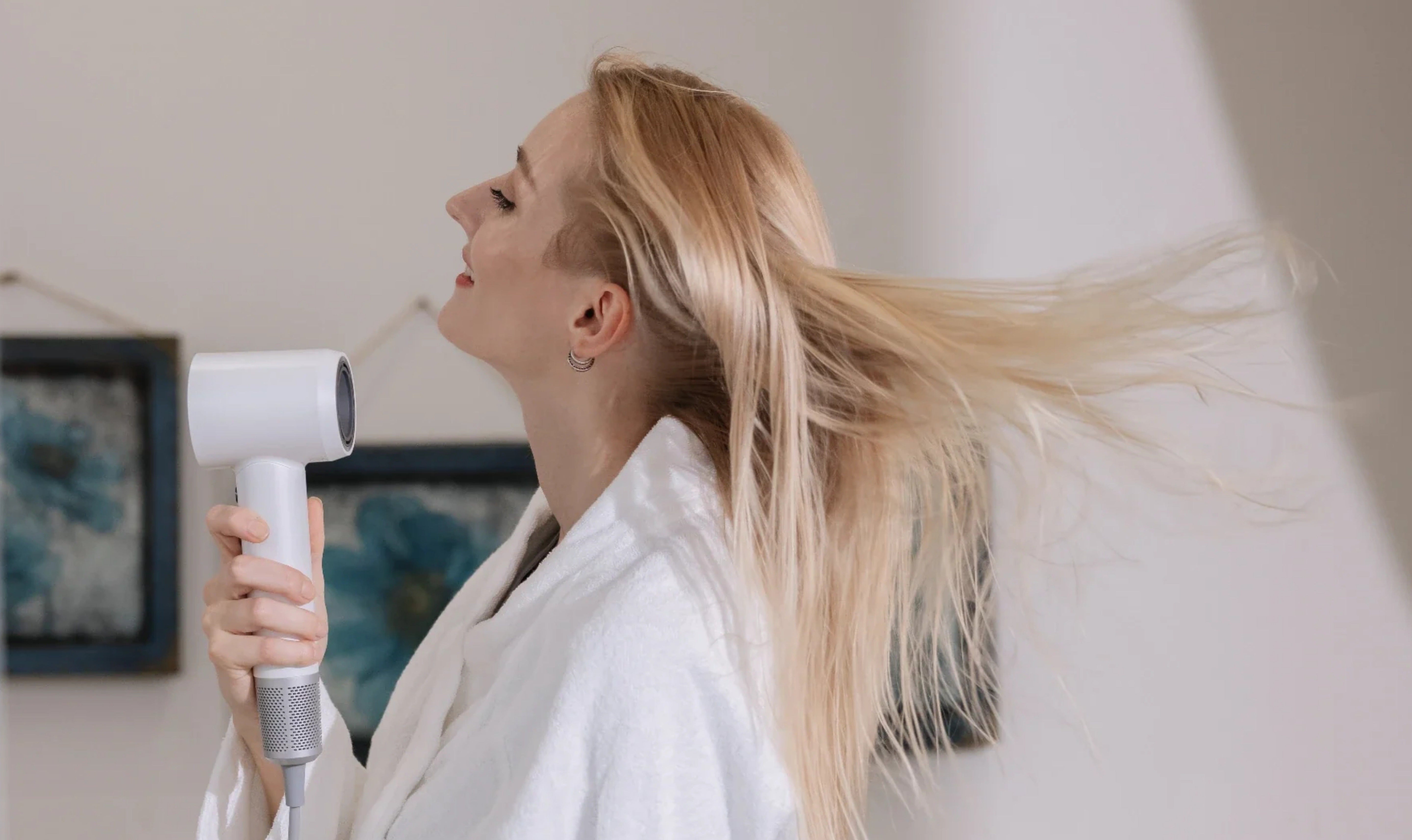 빠른 건조와 유행하는 헤어스타일링 방법